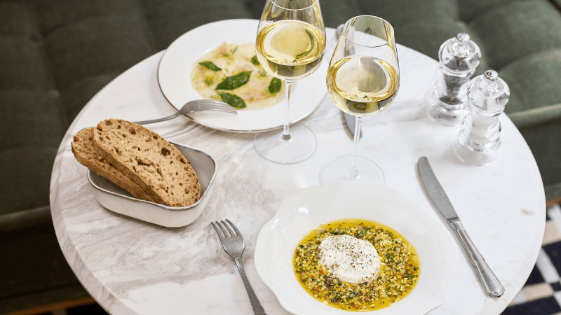 L'Hôtel Noucha dans Oniriq